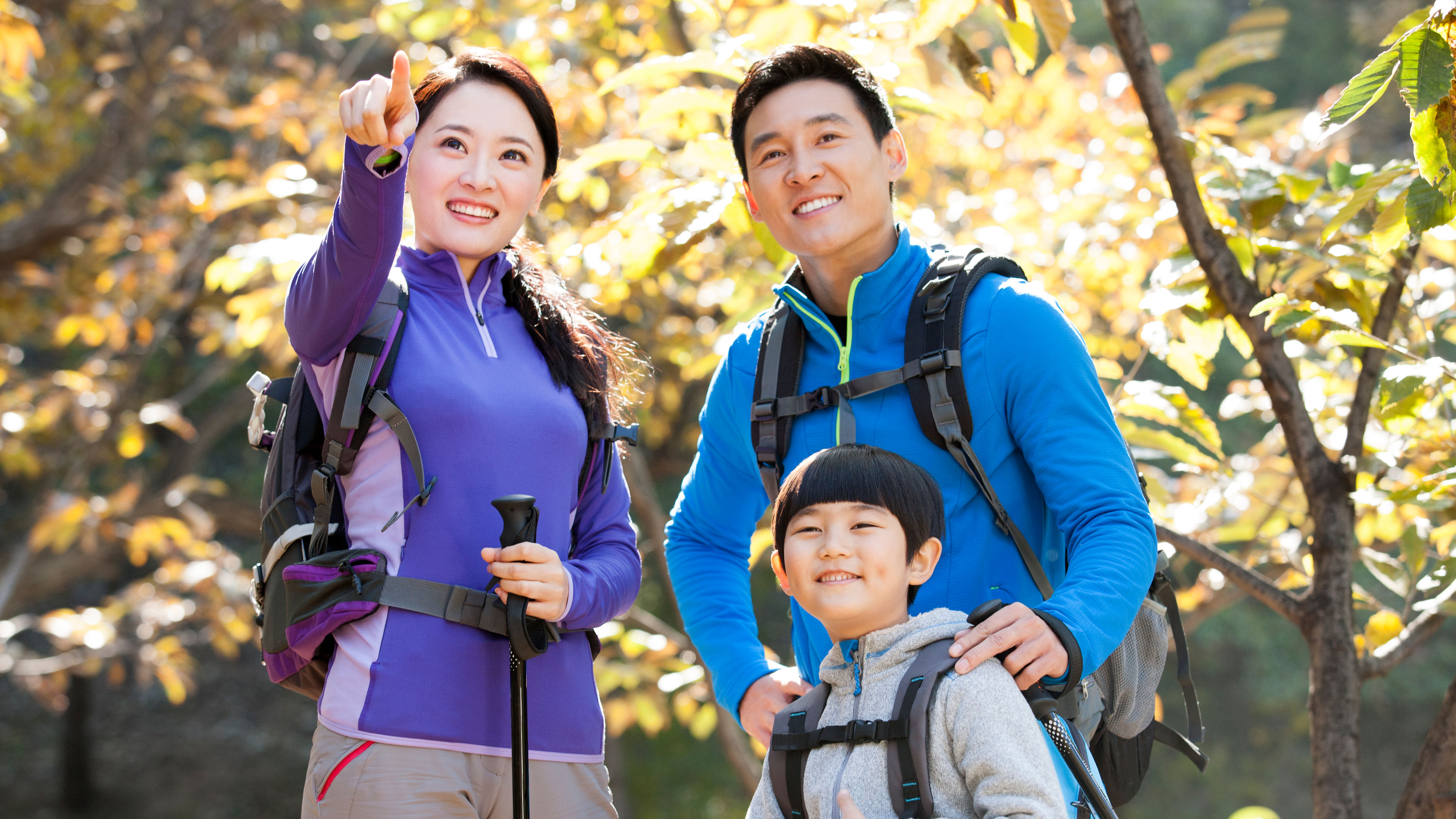  Happy family with backpack 