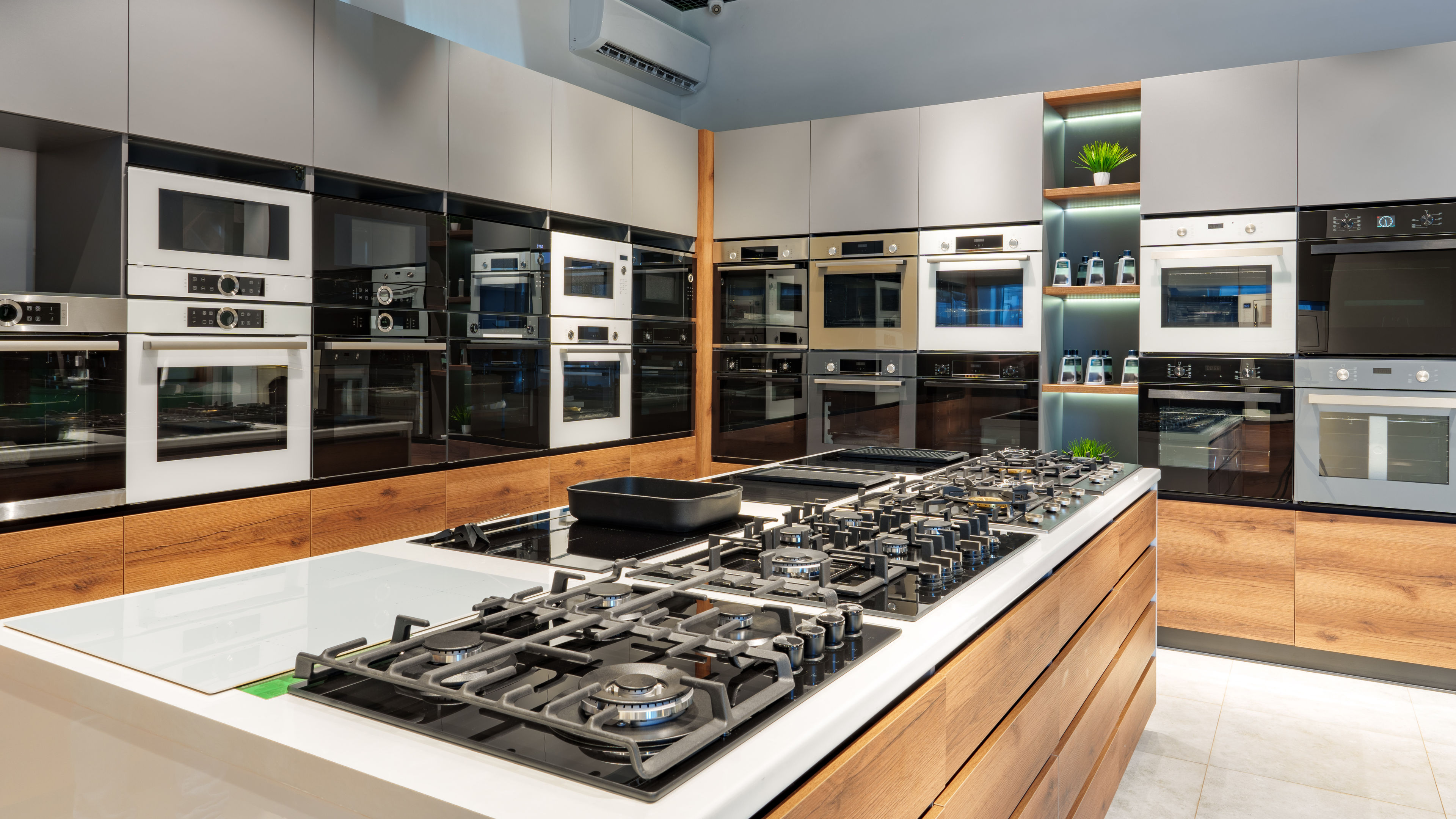 Interior ng premium home appliance store sa isang mall