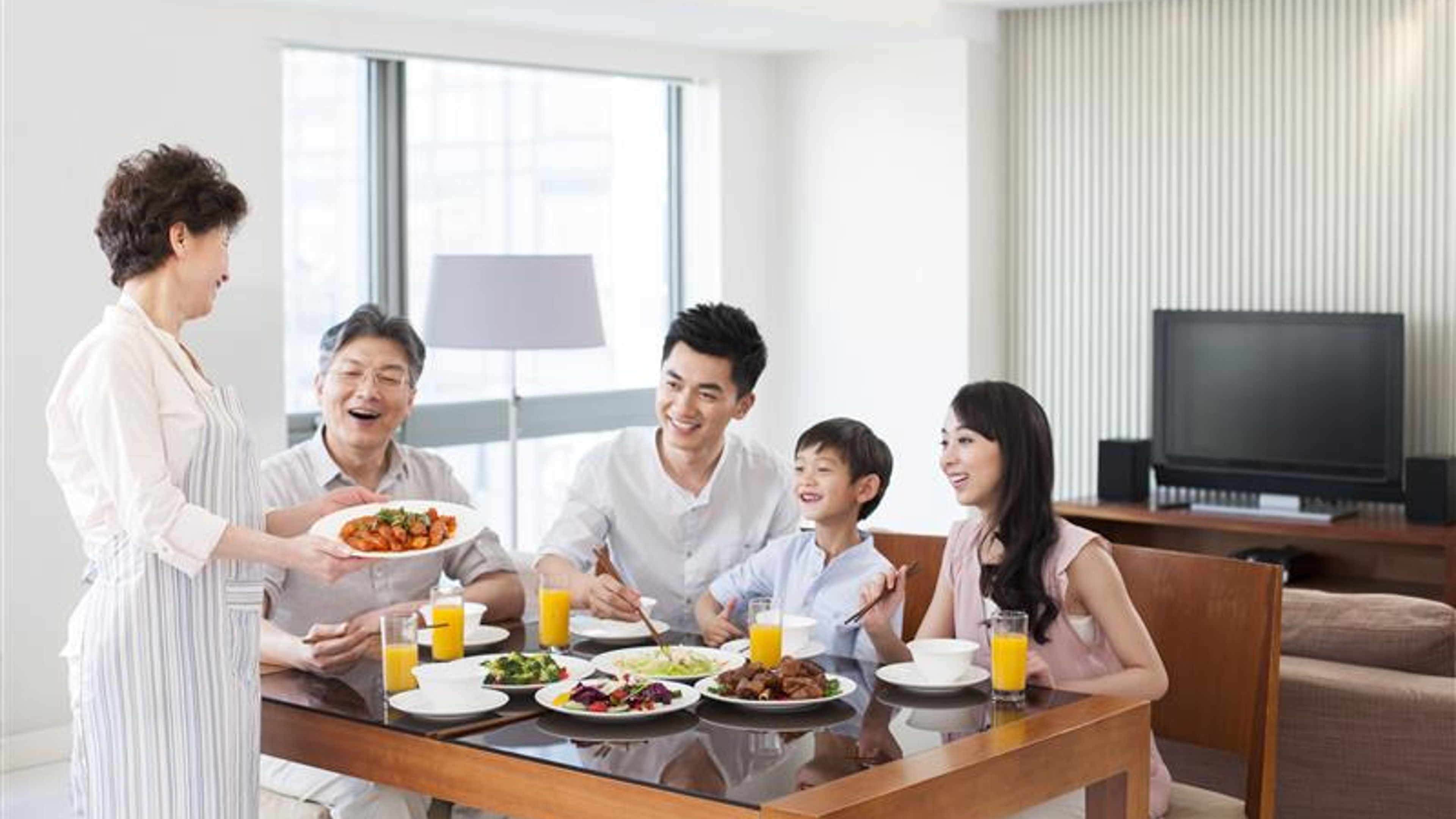 Happy fam having lunch