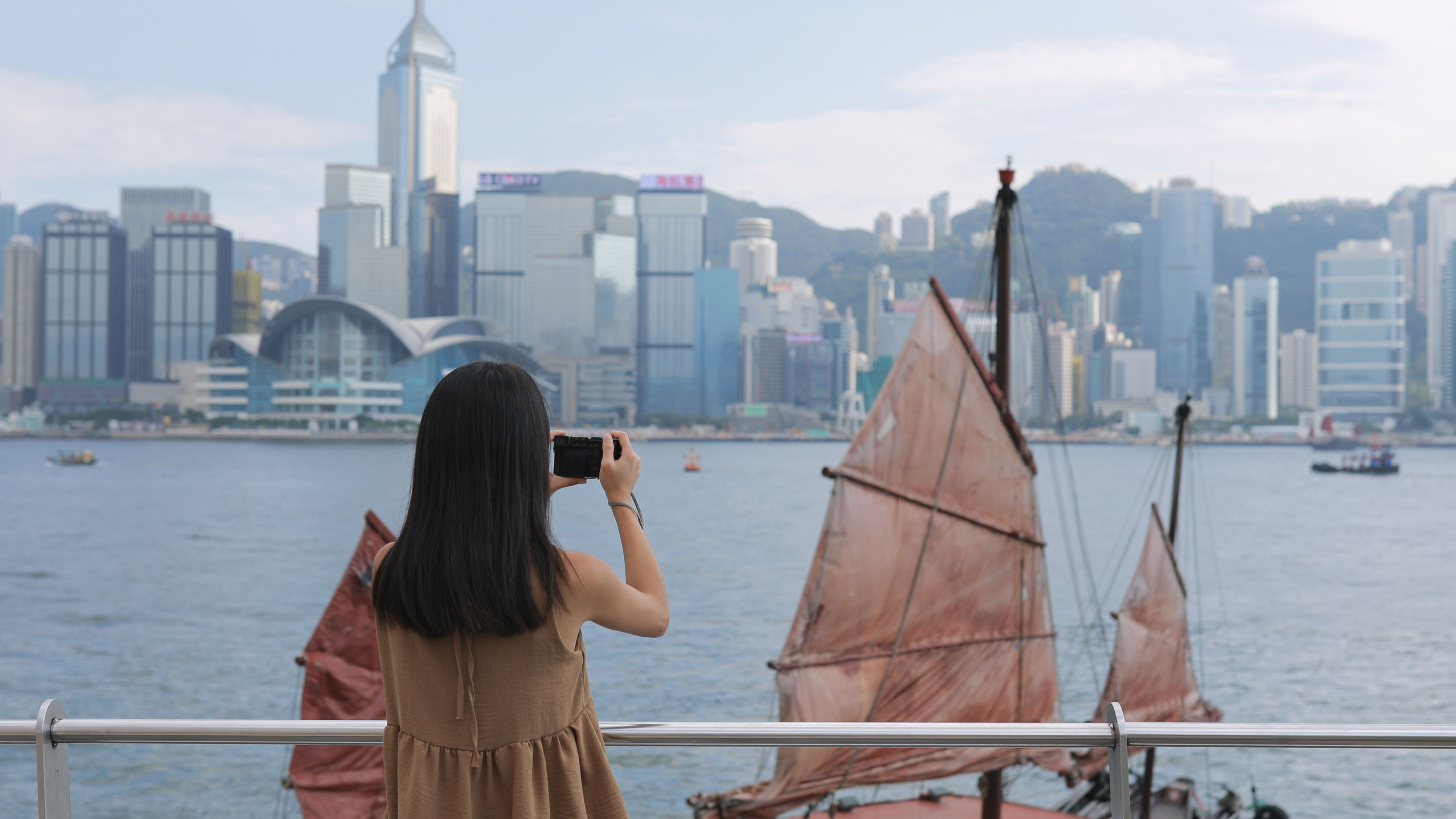 女子喺維多利亞港拍照 