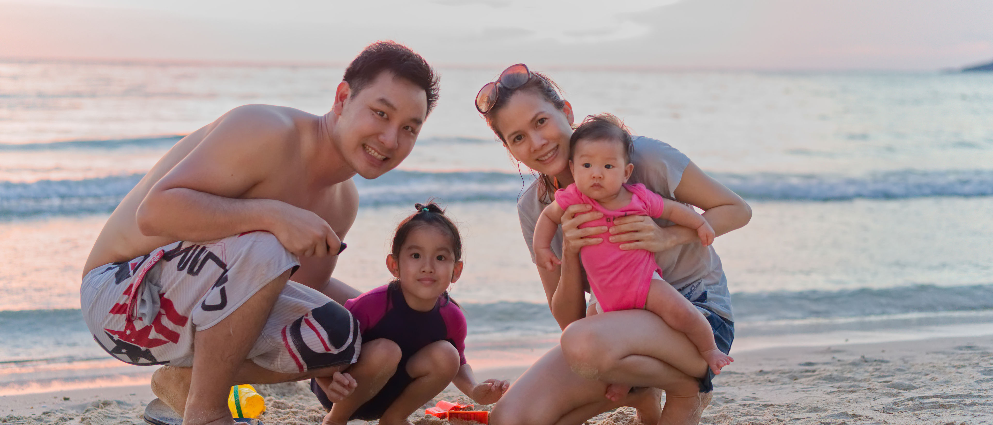 Keluarga bermain di pantai