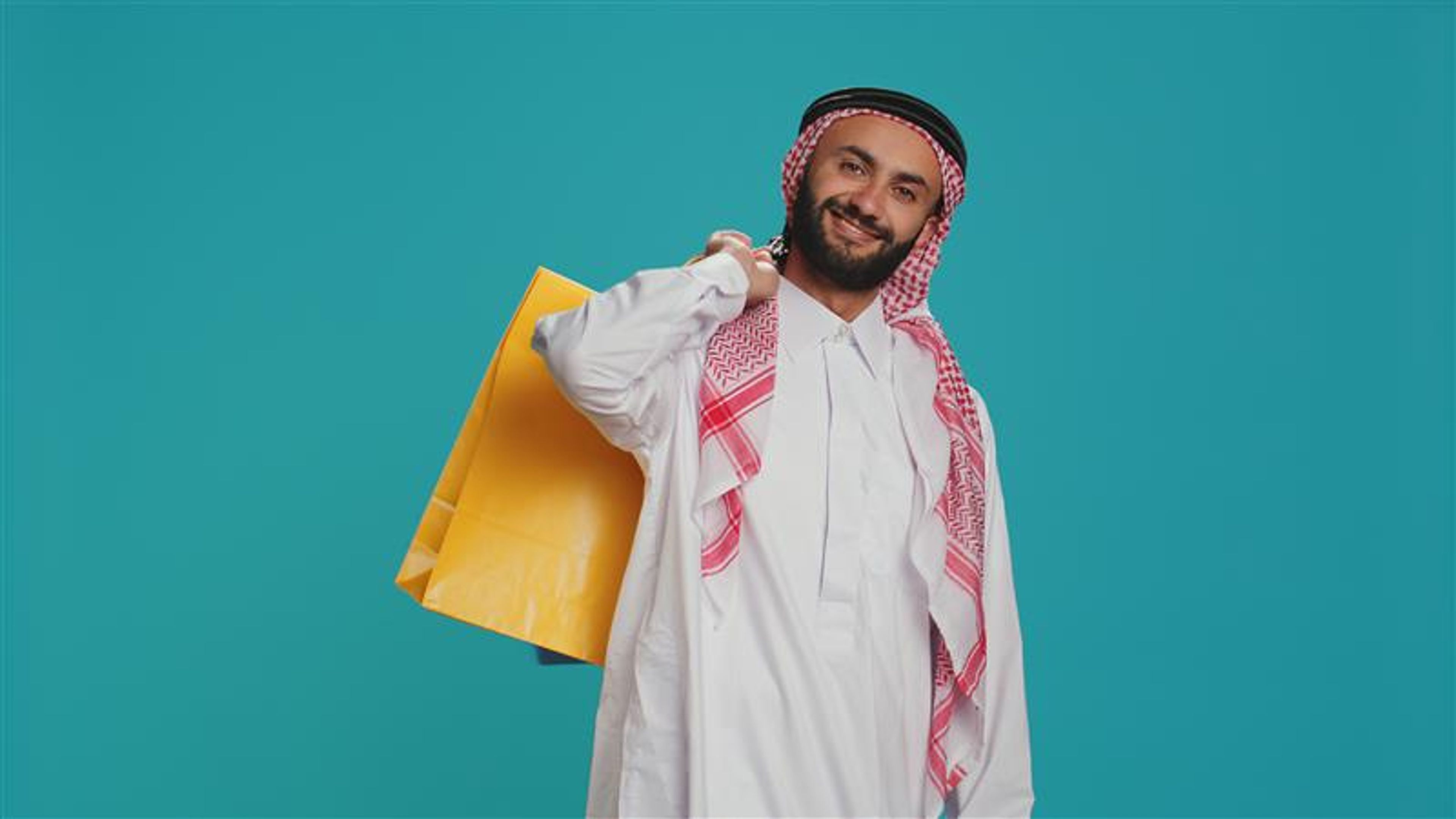 رجل يحمل بعض أكياس التسوق في يده 