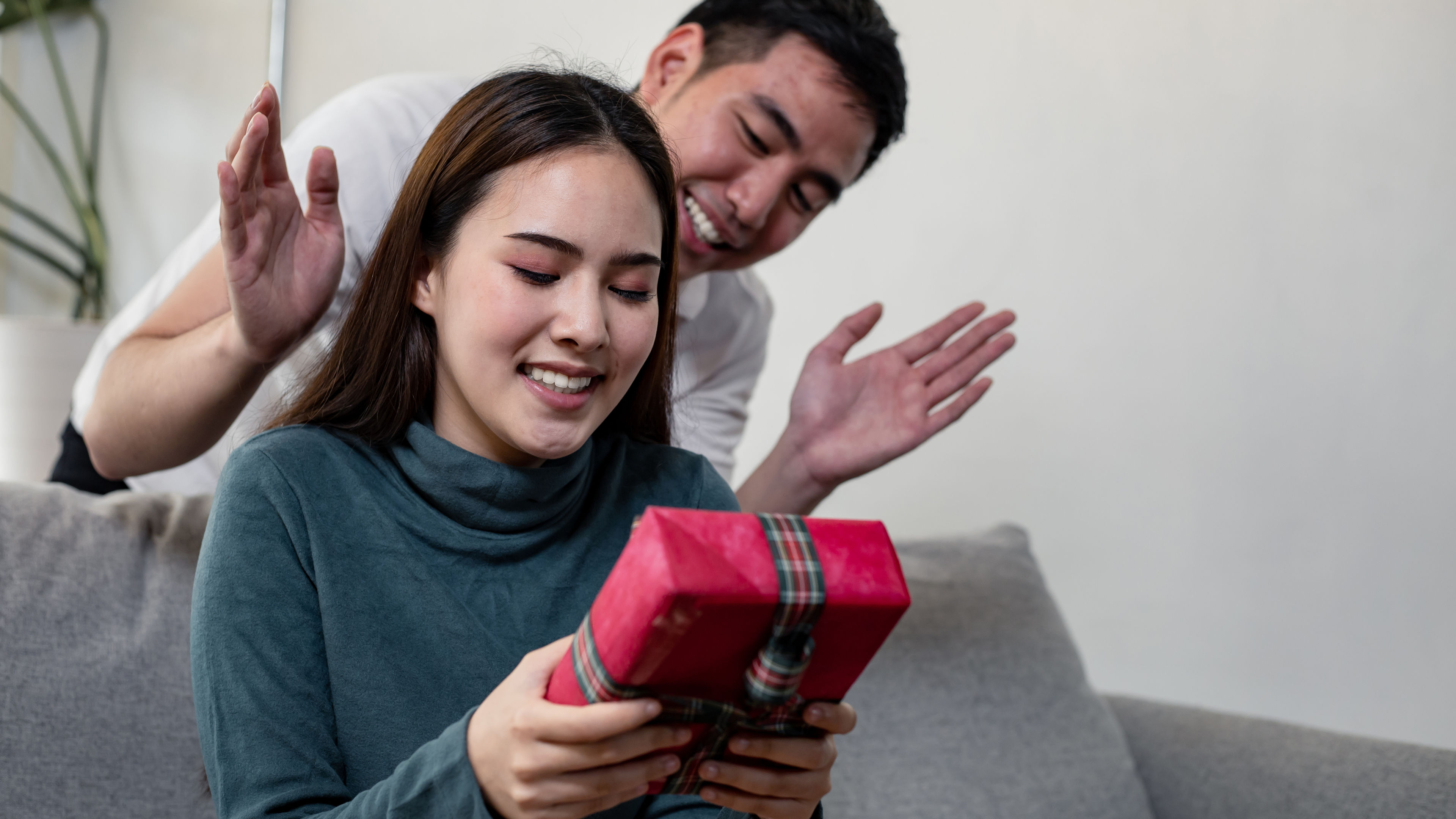 Man surprises his girlfriend with gift box 
