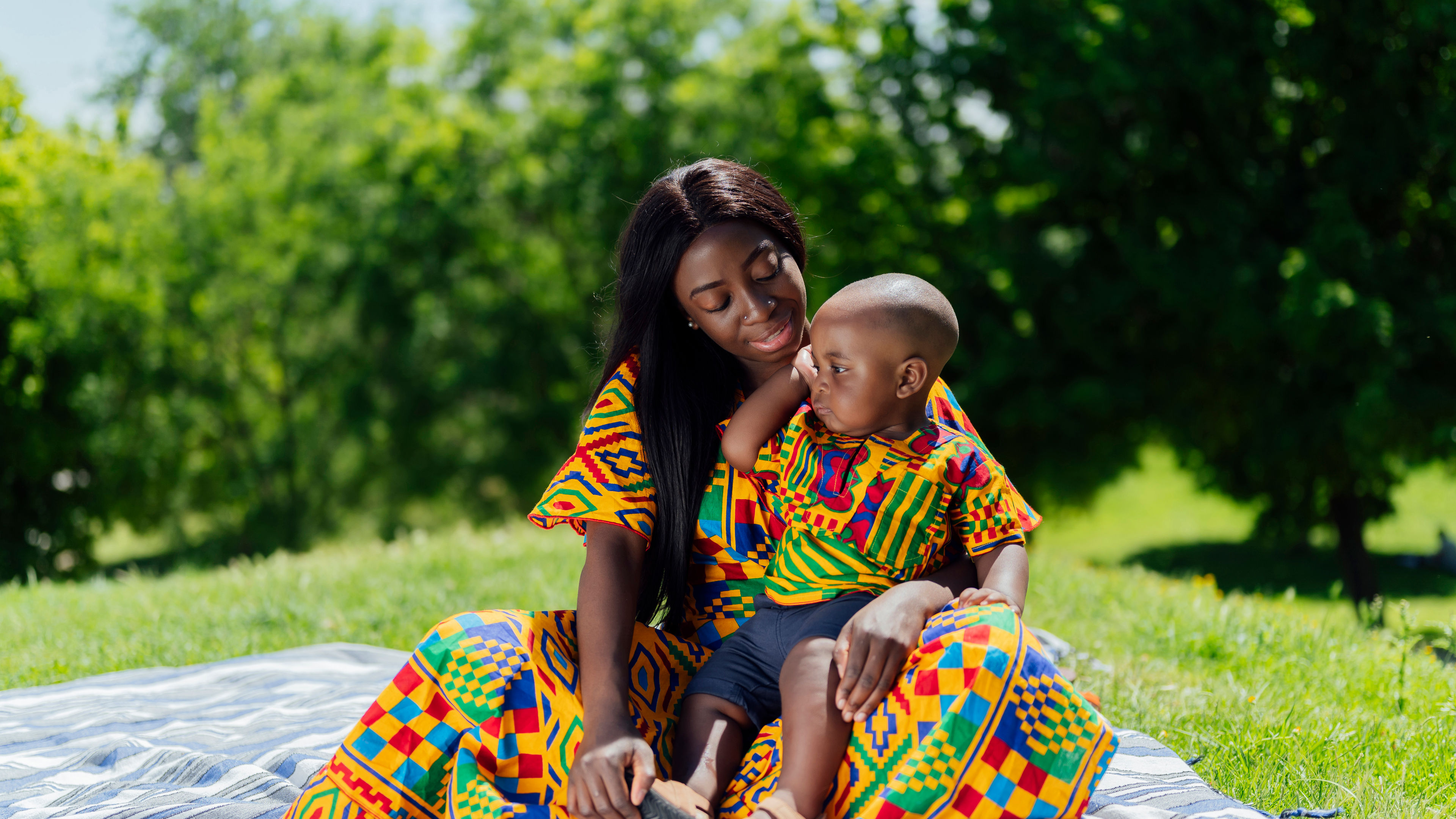  Young mother sitting with her son in the park 