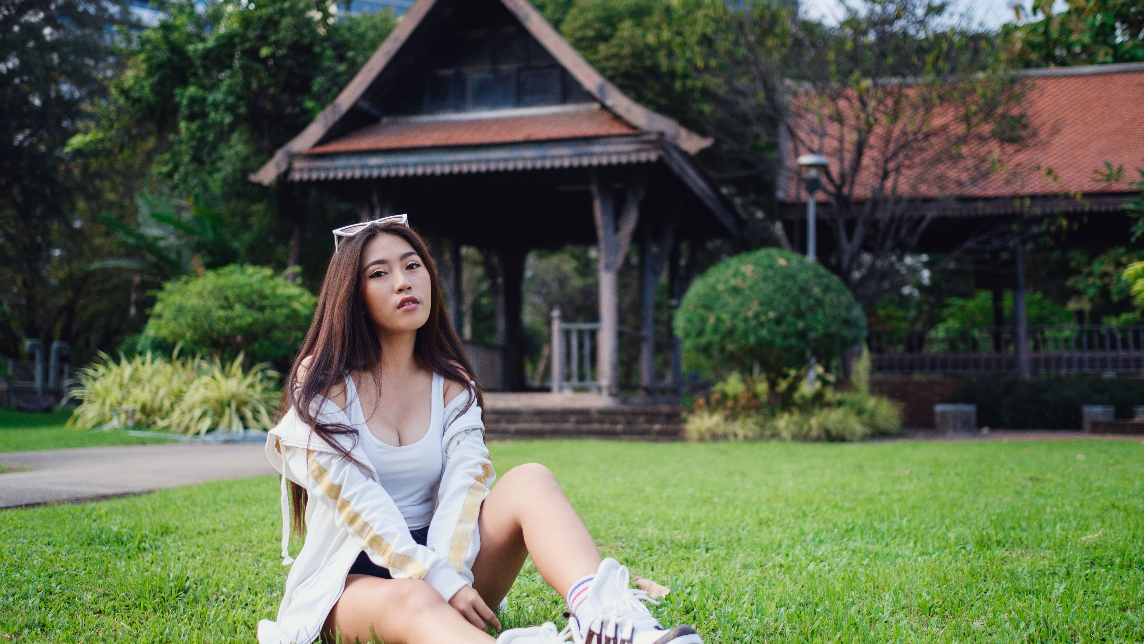 Summer sunny lifestyle fashion portrait of young stylish hipster woman. 