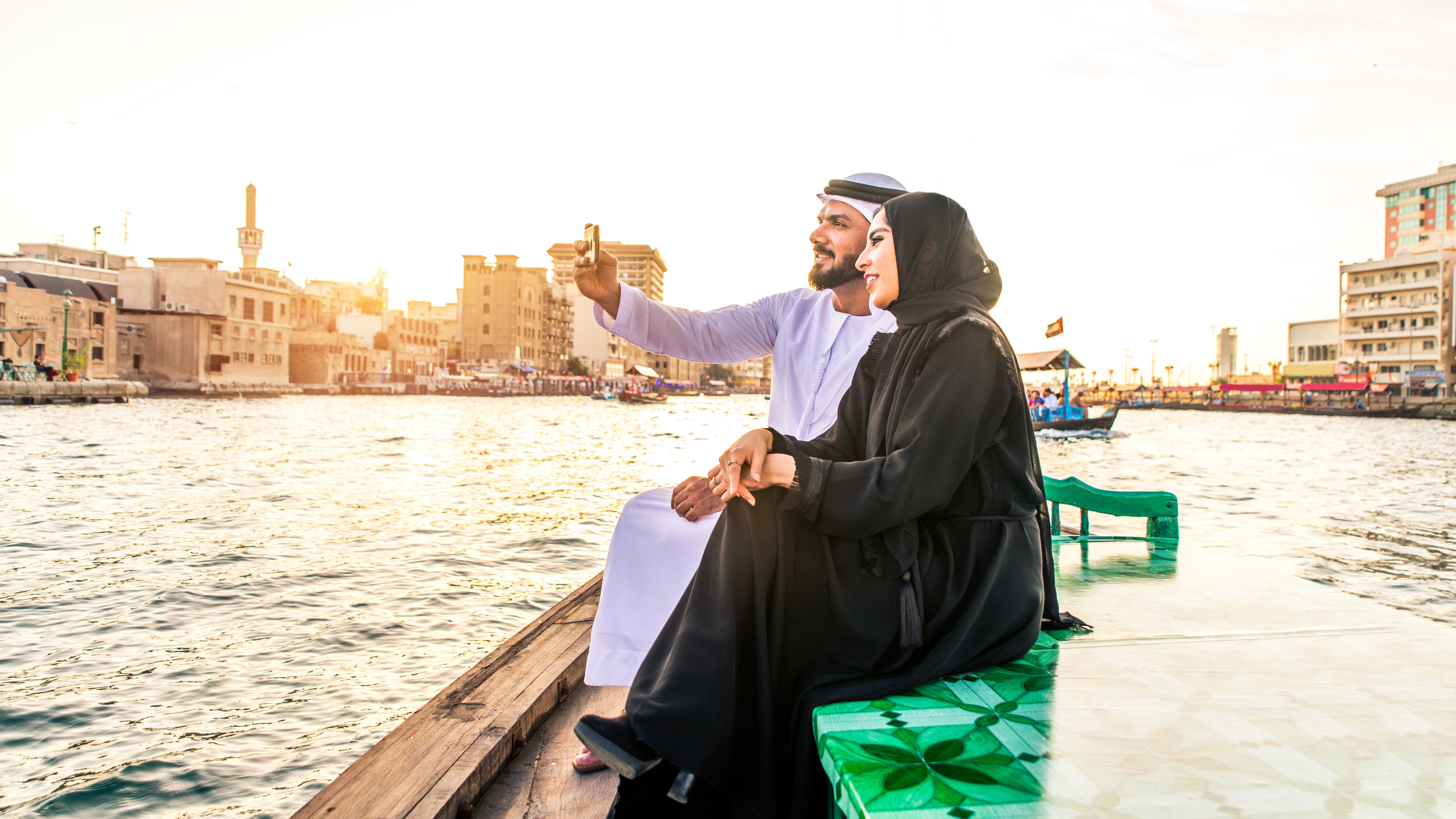 زوجان عربيان سعيدان بالقرب من مورد مائي