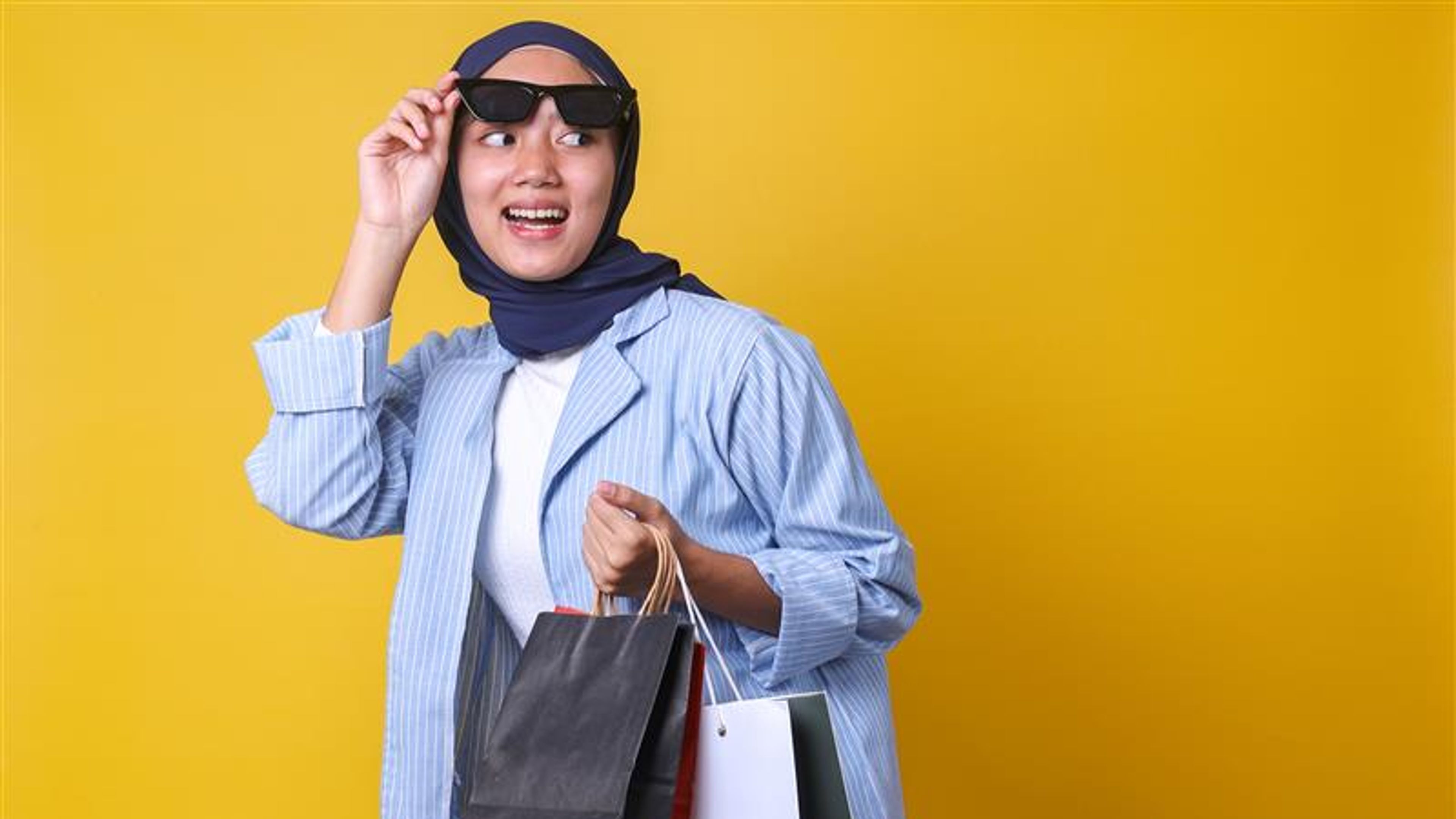 فتاة مع أكياس تسوق