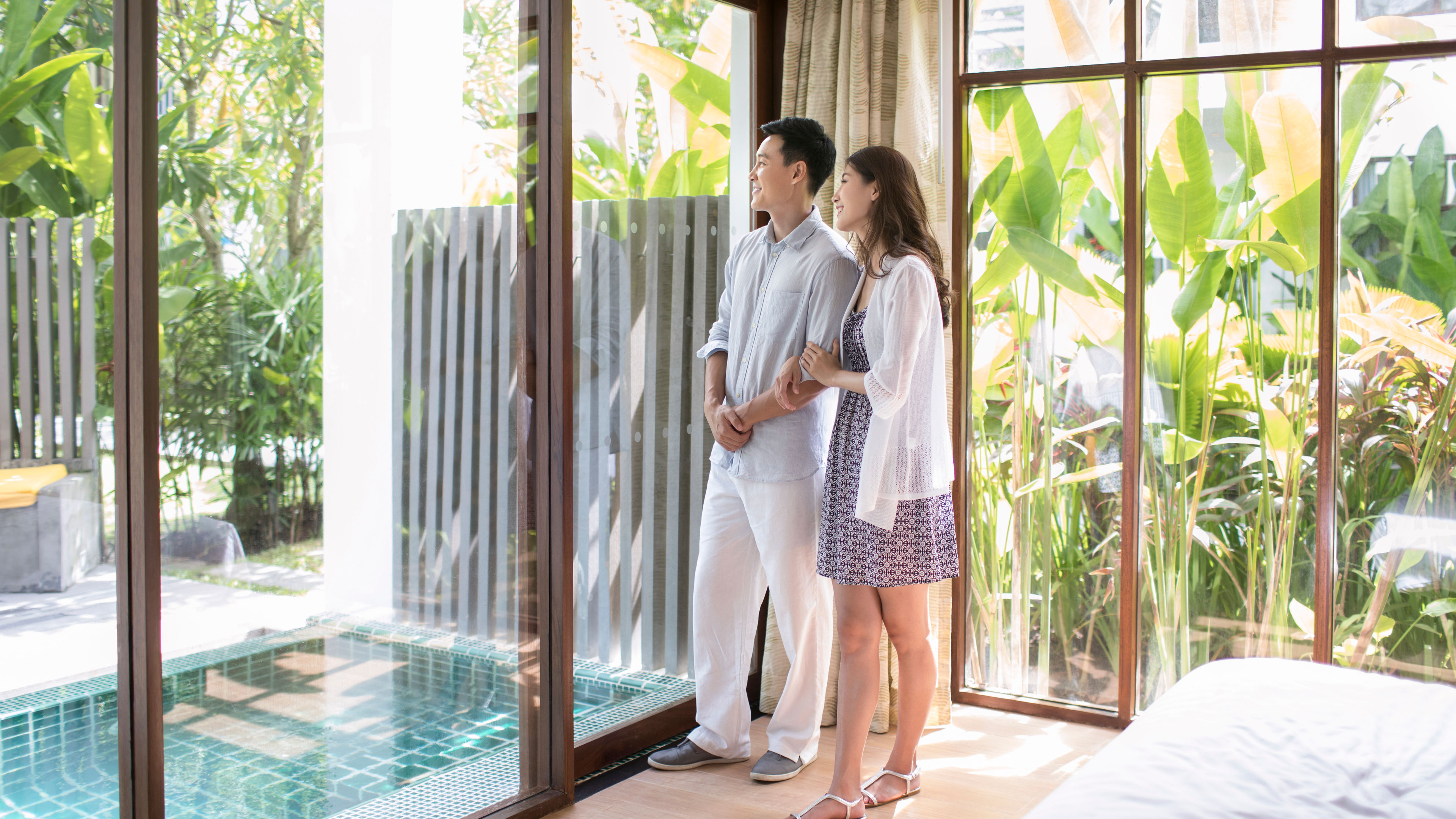 Cặp vợ chồng trẻ Trung Quốc hạnh phúc trong phòng khách sạn