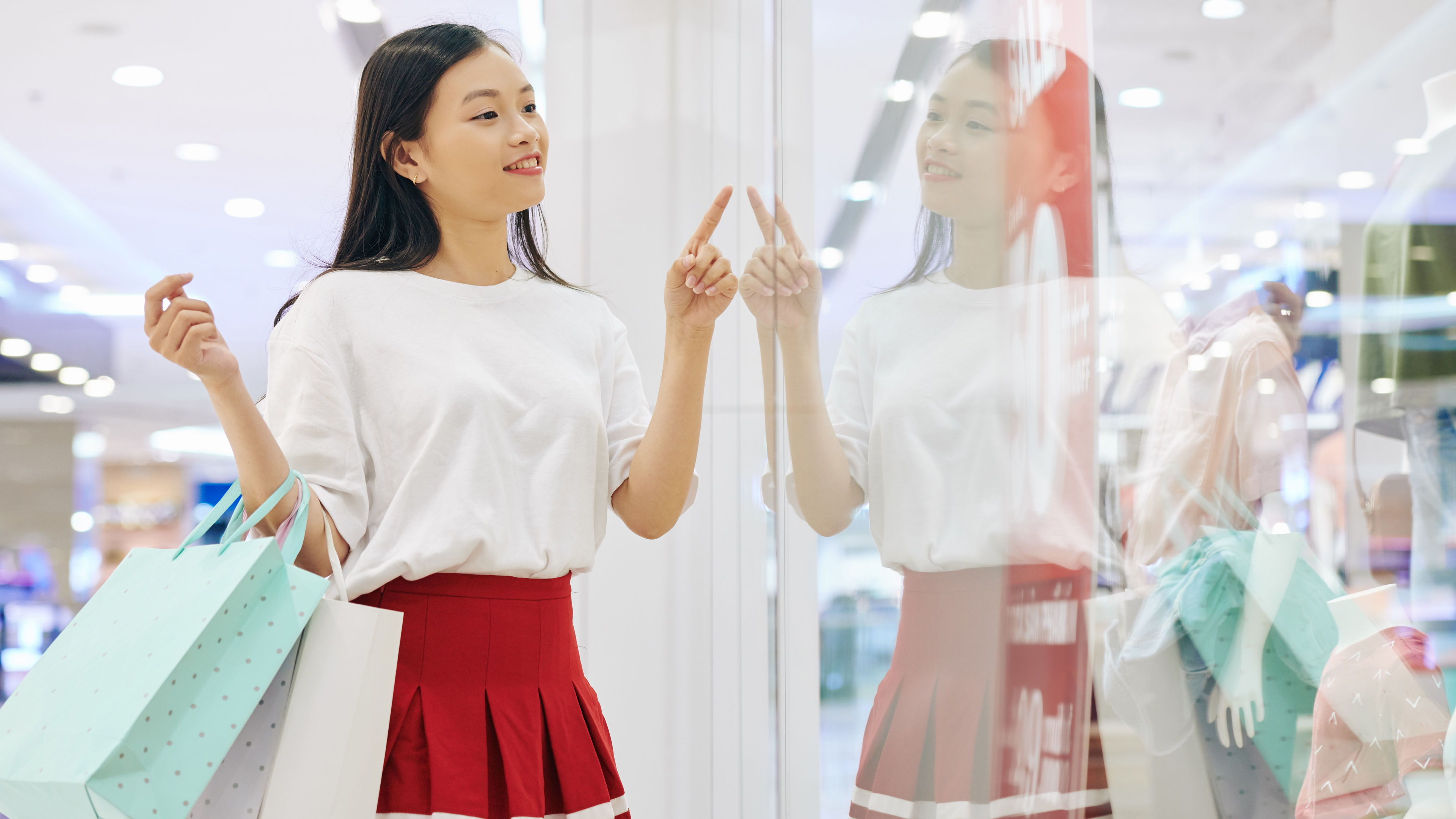 Một phụ nữ trẻ đang mua sắm trong một trung tâm mua sắm