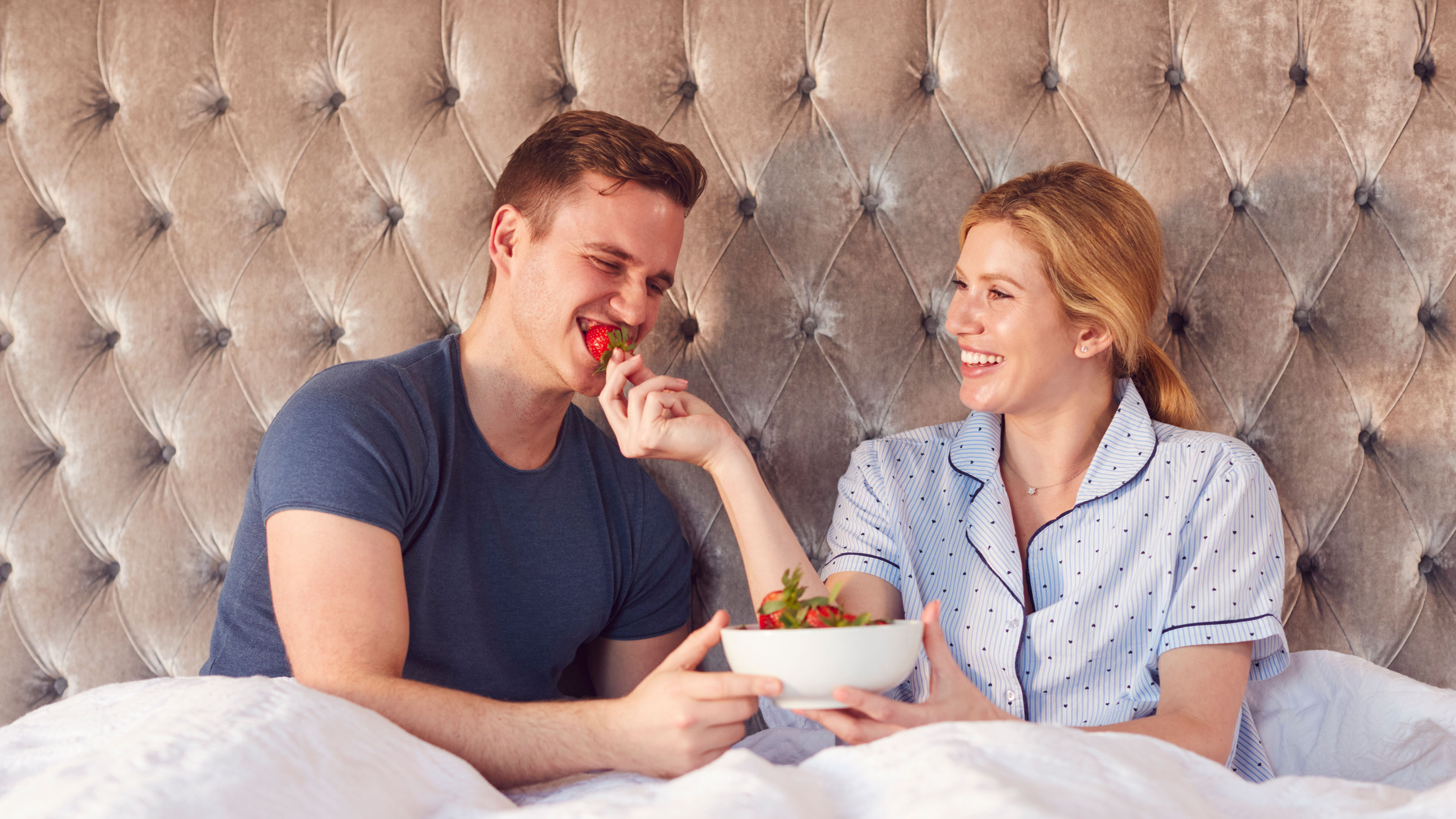 Couple eating strawberries 