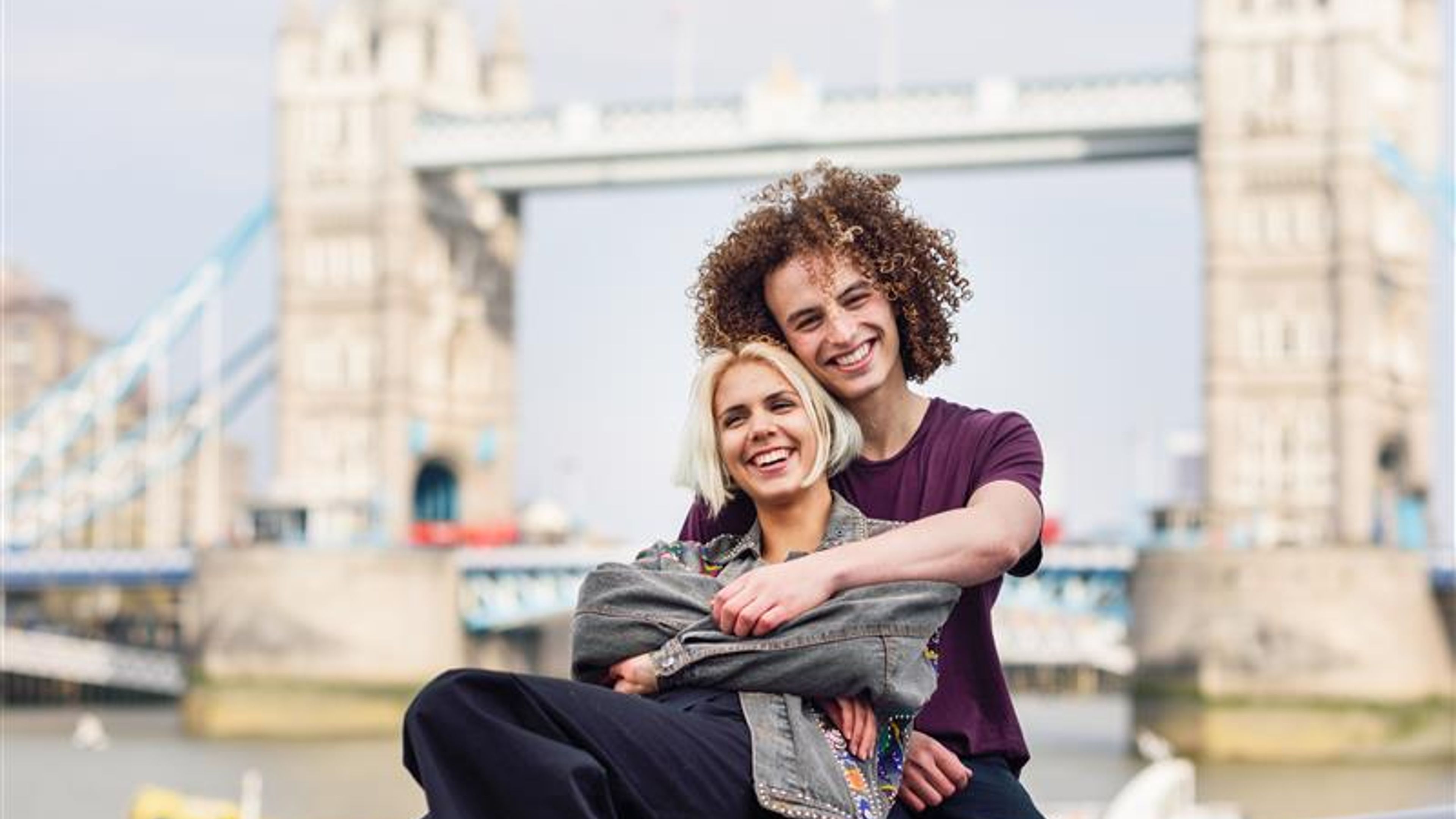  Happy couple hugging at the Tower Bridge 